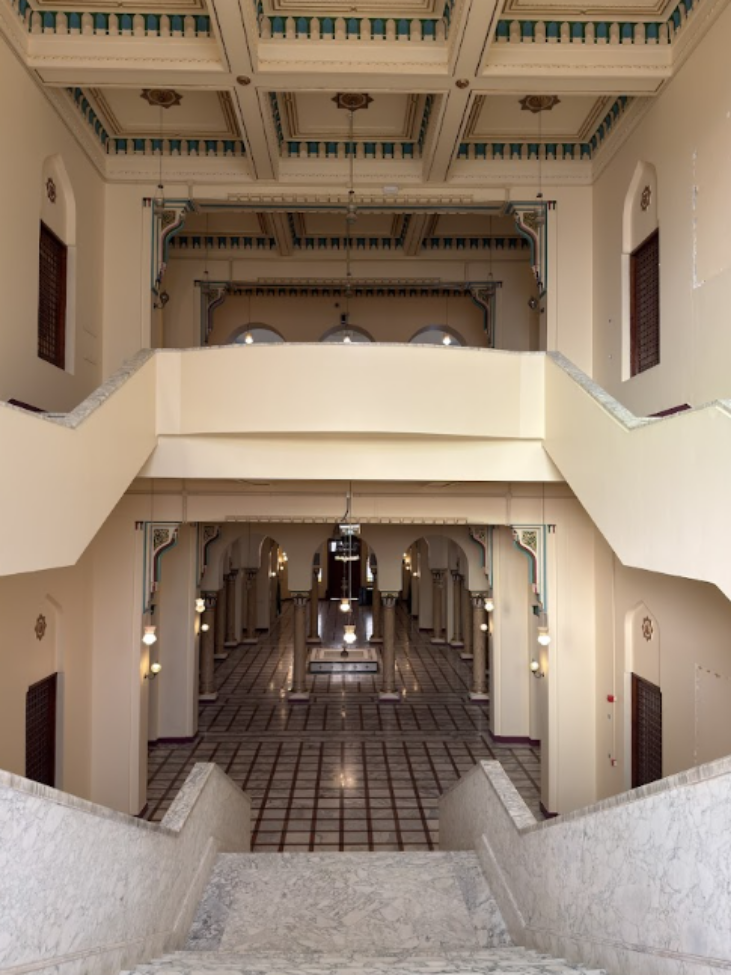 الدور الأول والثاني في القصر