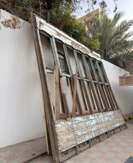 الرواشين الخشبية التالفة بفعل الأمطار