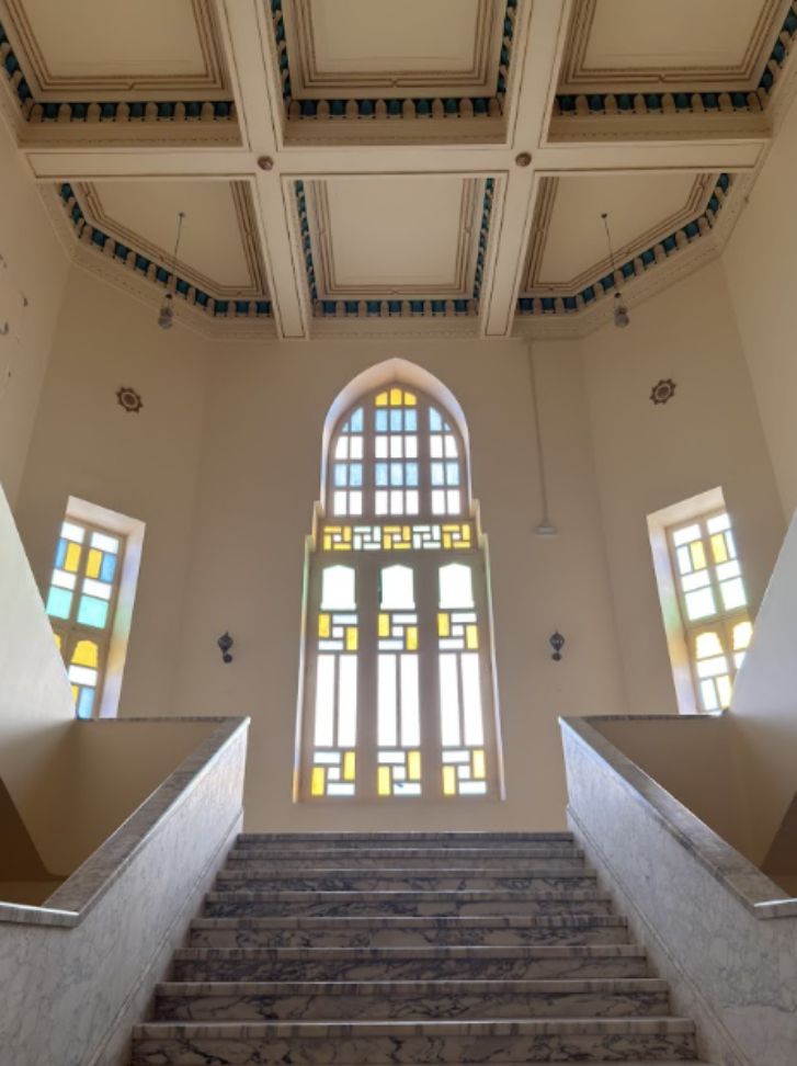 نافذة علوية يحيط بها نوافذ موزعة