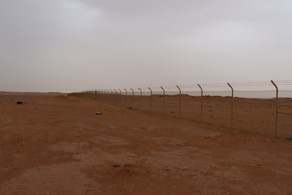 سياج معدني محيط بالموقع