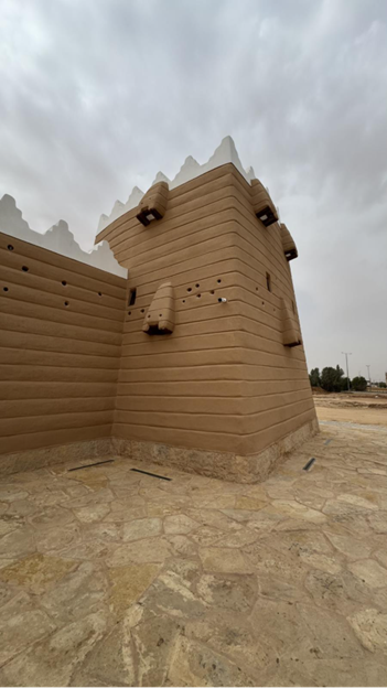 غرف القصر بالإضافة إلى فتحات الأبراج والسور الطيني والسيارات التراثية.