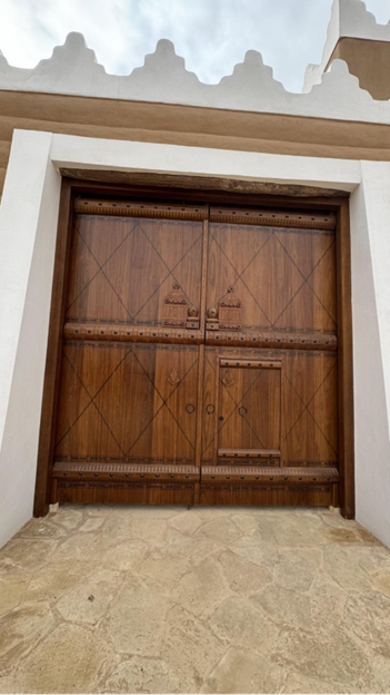 الزخارف على أبواب القصر وأسواره وداخله.