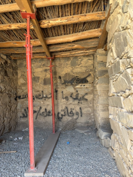 عوامل التلف البشرية والكتابات على الجدران