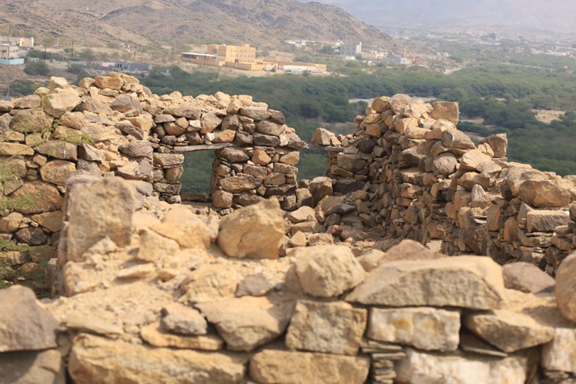 إطلالة القلعة على وادي واسع تحيط به الجبال