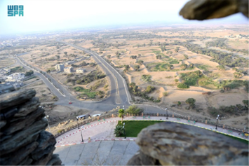 الجلسات والمسطحات الخضراء في الموقع