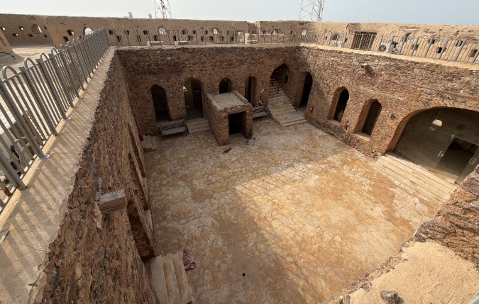 الفناء الداخلي للقلعة وتحيط به الغرف والجدران ذات العقود