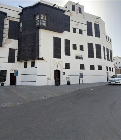 الطريق المعبد المؤدي إلى الموقع