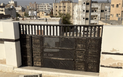 تغير لون العناصر الخشبية للبيت التراثي وبدء تحللها بفعل العوامل الطبيعية