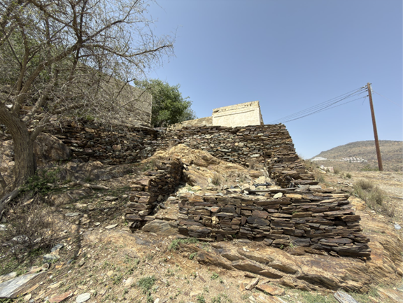 تهدم عدد من الجدران