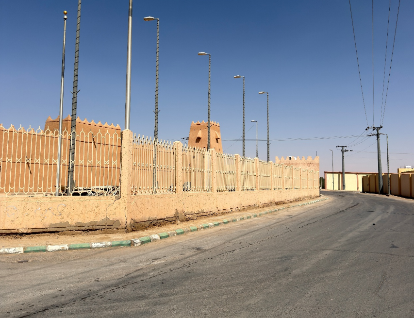 السياج الحديدي المحيط بالمستودع الخارجي (الحوش) للقصر