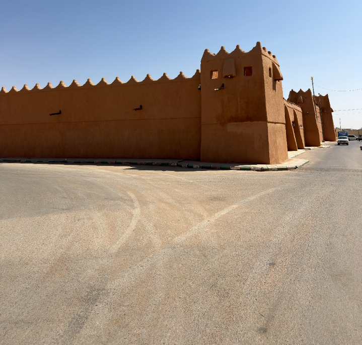 الطرق المعبدة التي تؤدي إلى الموقع