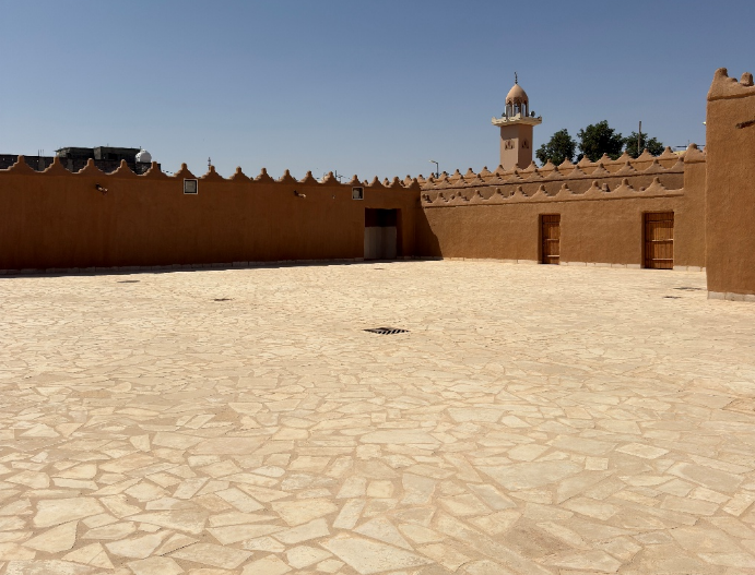 الساحة الداخلية الفسيحة للقصر والمخصصة للاحتفالات والمناسبات