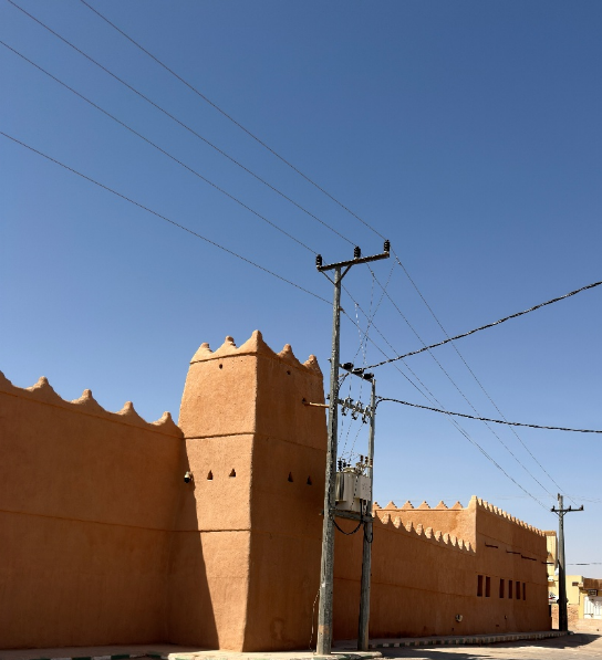 بعض أنظمة وأبراج الاتصال الموجودة في الموقع