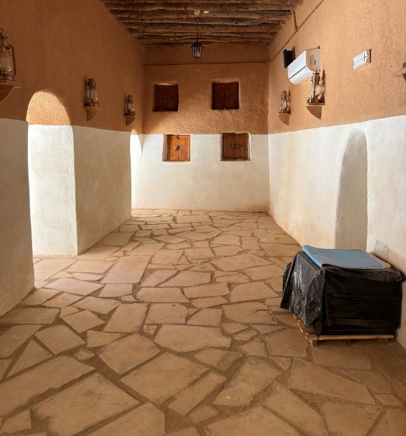 المسجد الداخلي للقصر ويظهر غير مستغل ويخلو من التجهيزات