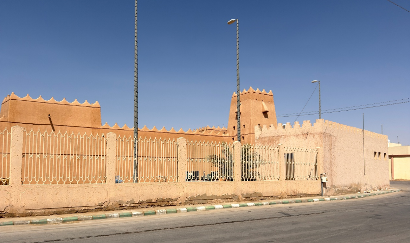 الساحة الخارجية المسورة (الحوش) المستخدمة كمستودع
