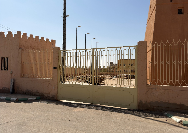 الباب الحديدي والذي يعتبر المدخل الرئيسي للقصر
