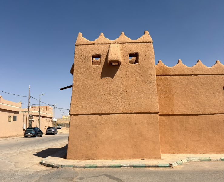 السور المرتفع وأحد الأبراج الدفاعية للقصر