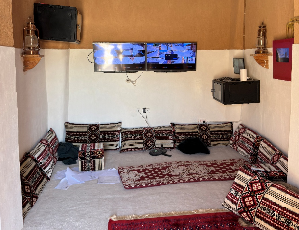 شاشات العرض المتكاملة داخل غرفة الرصد المخصصة (بيت الرصد)