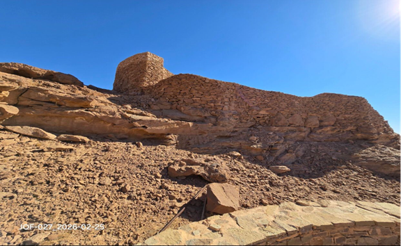 تعرية بعض الجدران الطينية نتيجة الرياح في قصر قدير
