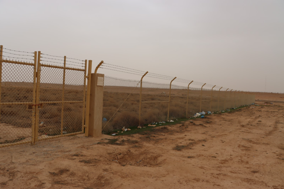 السياج المحيطة بالبركة