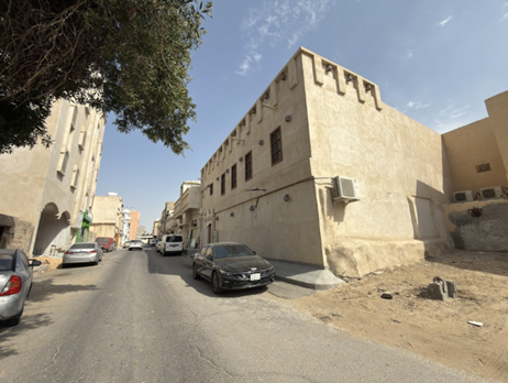 الطرق المعبدة المحيطة بالموقع