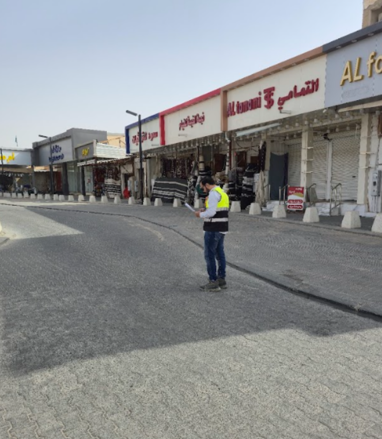 أحد مراقبي السوق الشعبي