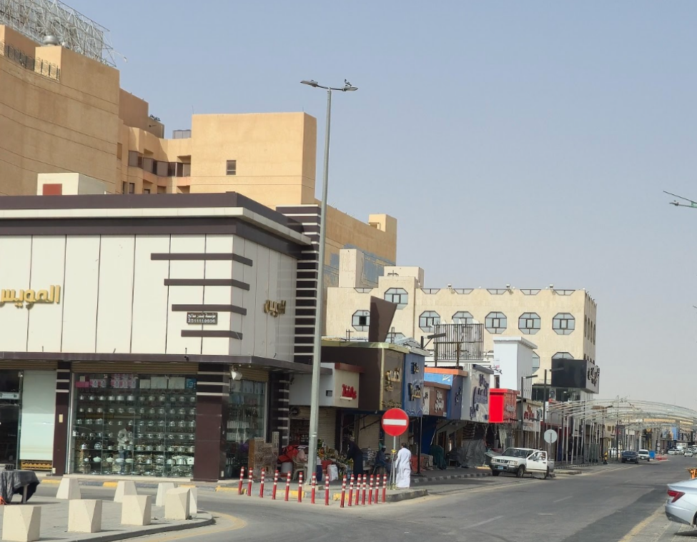 الزحف العمراني الممتد إلى السوق الشعبي