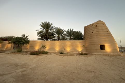 سور القلعة الإسمنتي المكسو بالطين