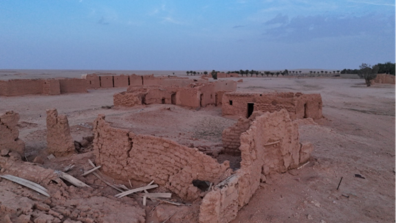 حالة التهدم التي تعانيها أبنية القرية