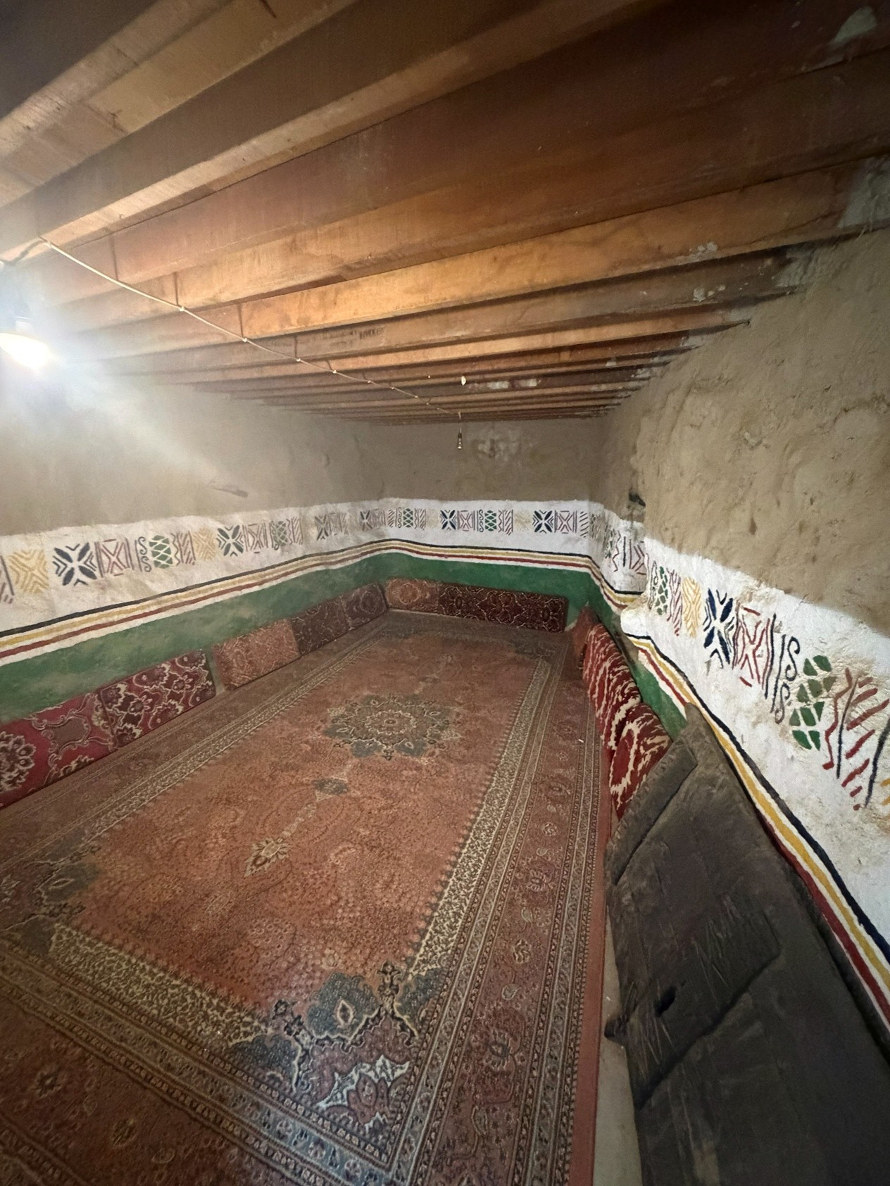 أحد الغرف الداخلية في القرية بعد الترميم