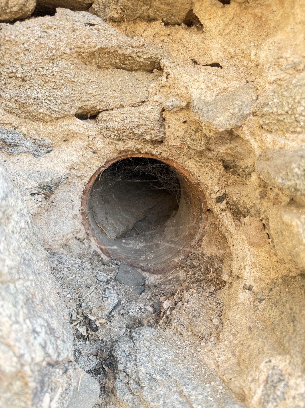 قناة مائية أرضية ضمن نظام تجميع المياه بالموقع.