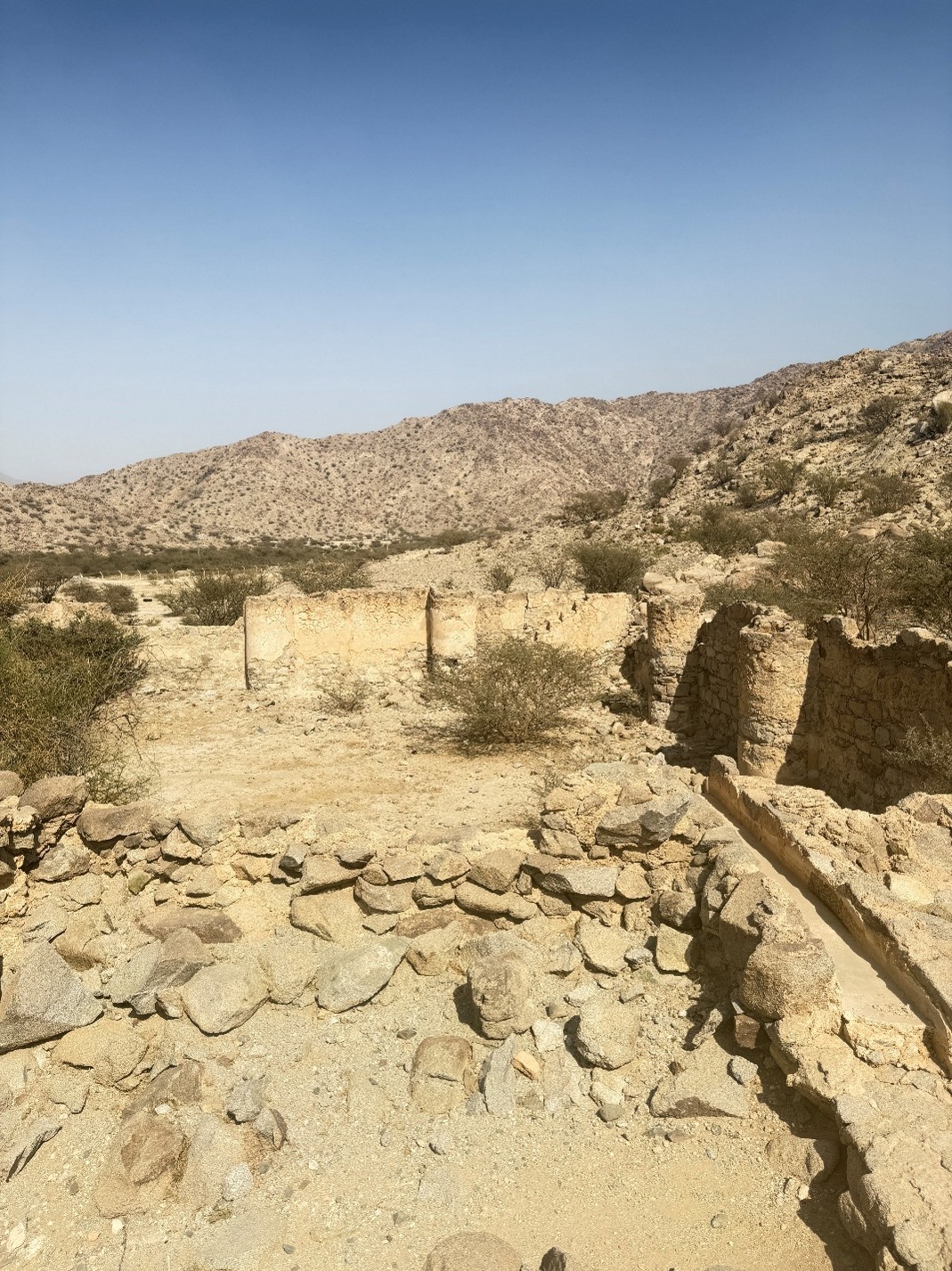 بقايا بركة مائية تُبرز التخطيط العام لمنشآت تجميع المياه بالموقع.