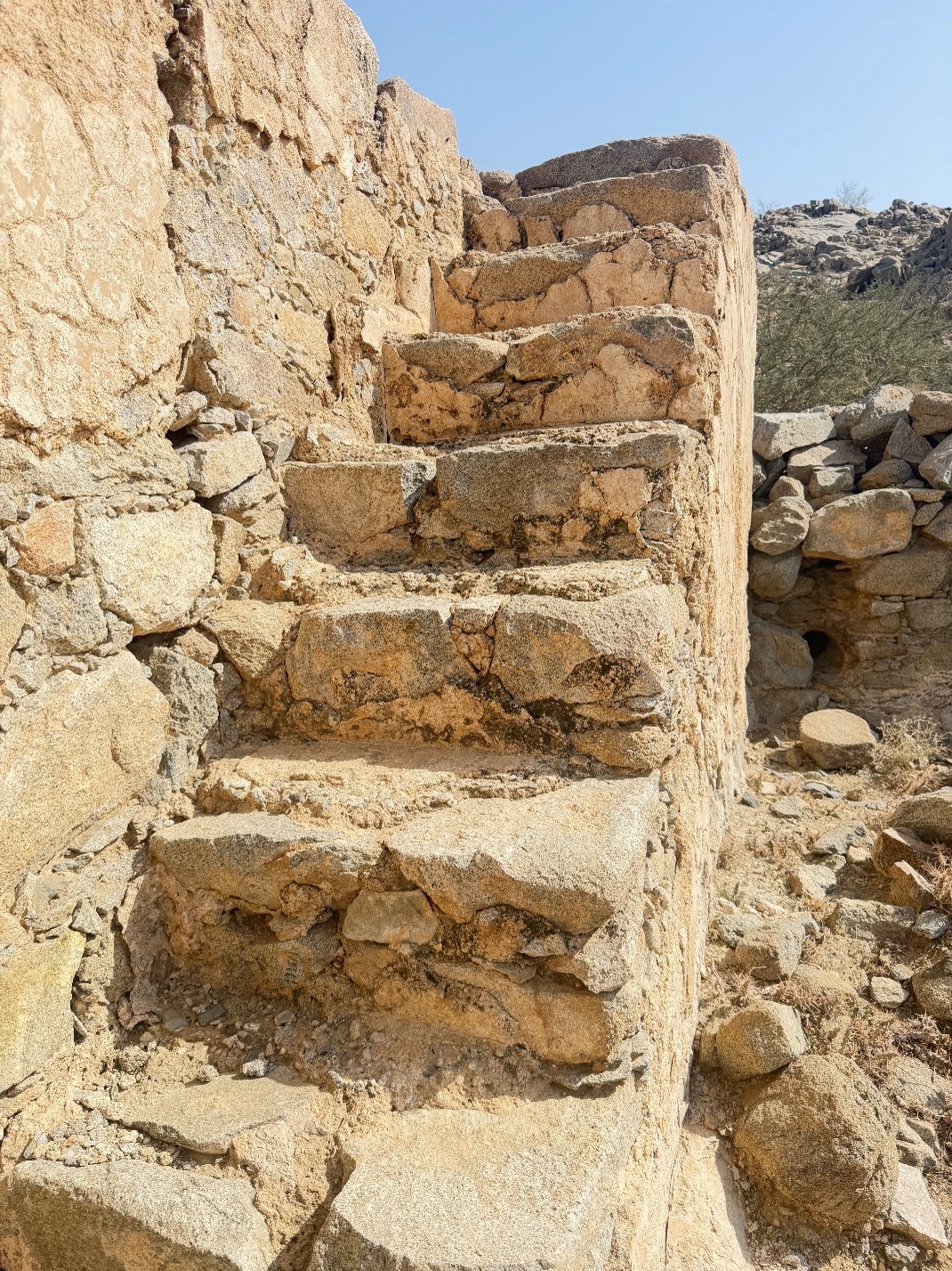 درجات حجرية متبقية ضمن العناصر المعمارية للموقع.