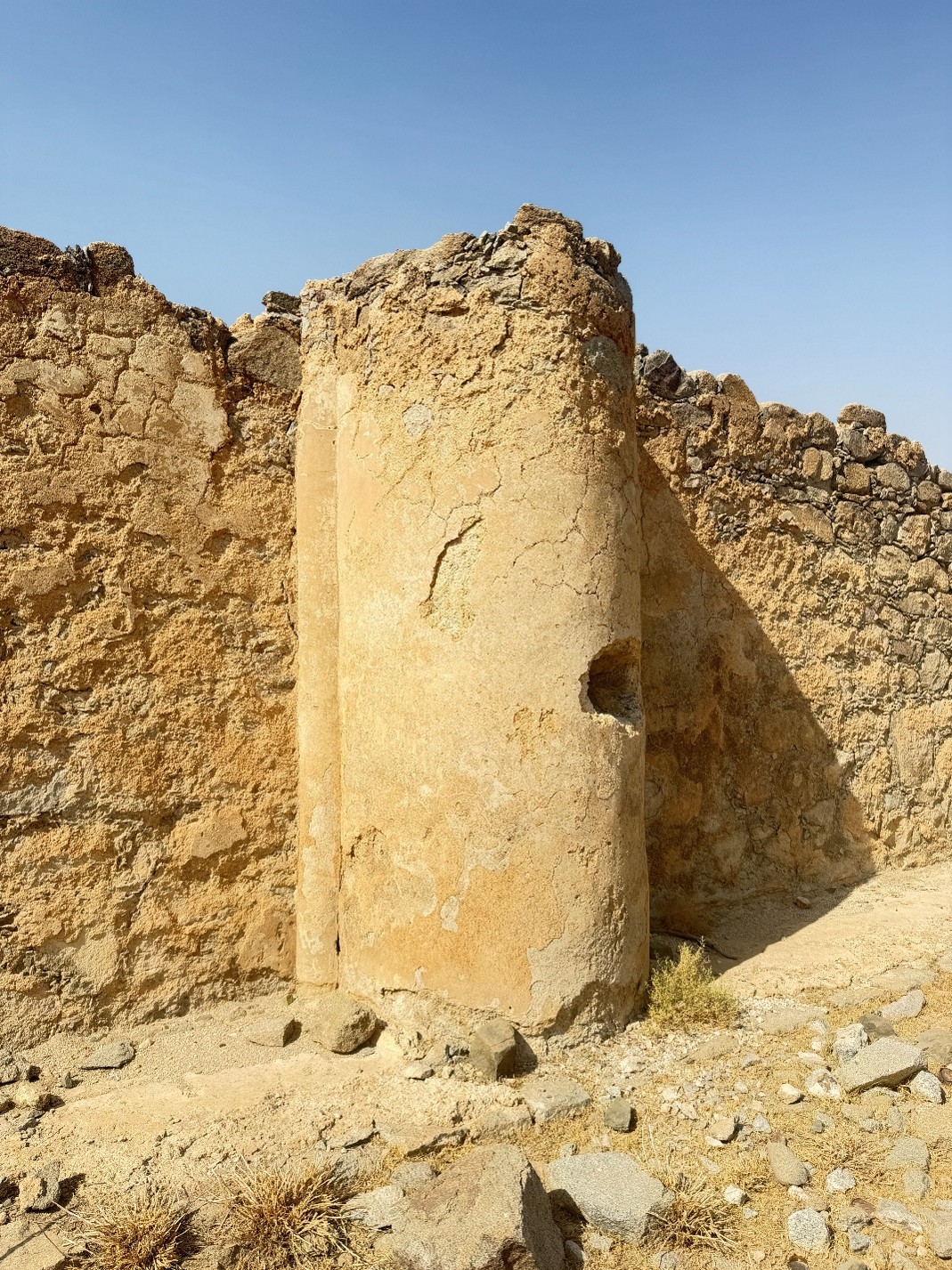 دعامة جدارية أسطوانية متضررة تُظهر تشققات وفقدانًا في الطبقة السطحية في بركة ام الضميران