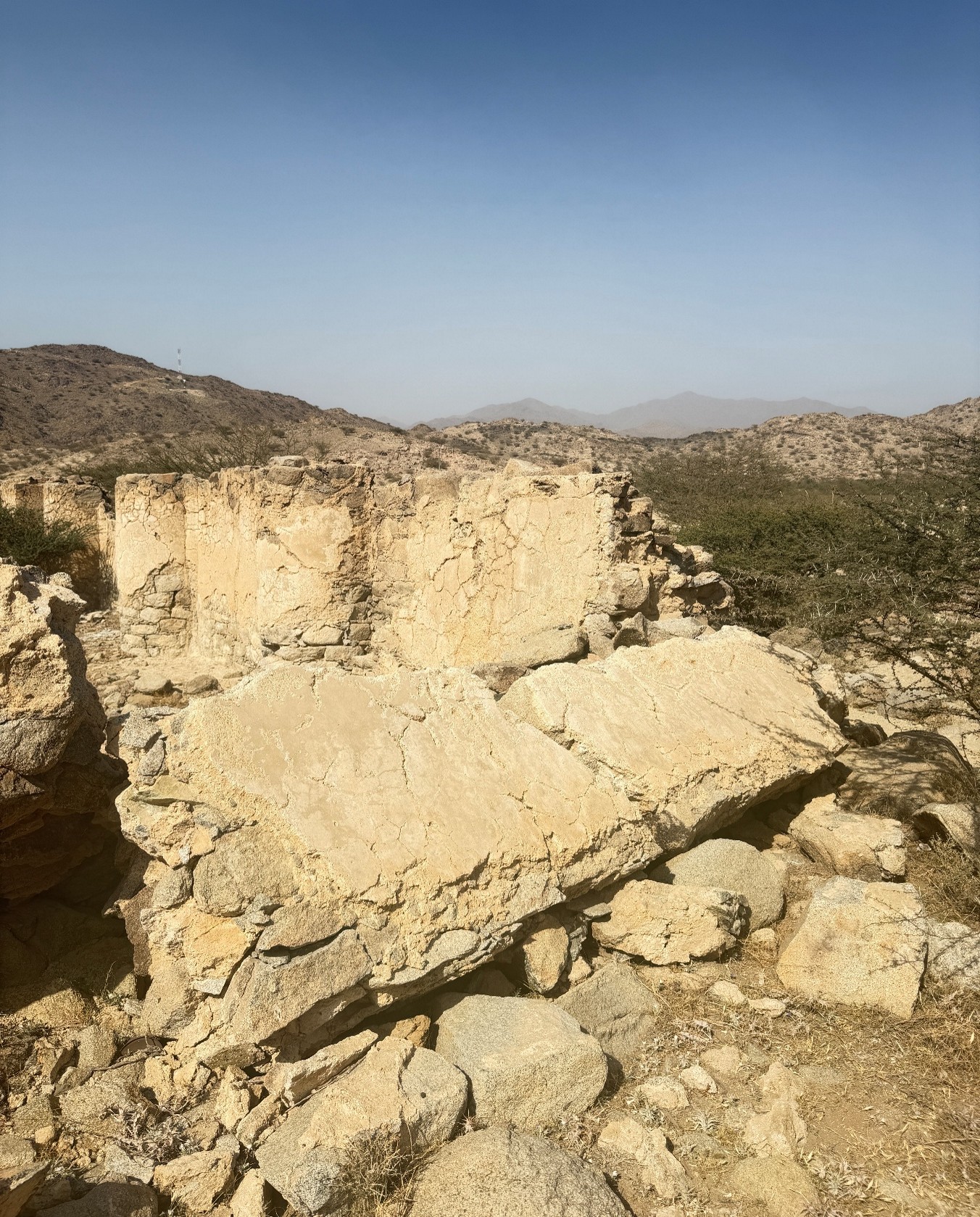 تهدم جزئي في الجدران وتراكم الأنقاض الحجرية داخل نطاق الموقع