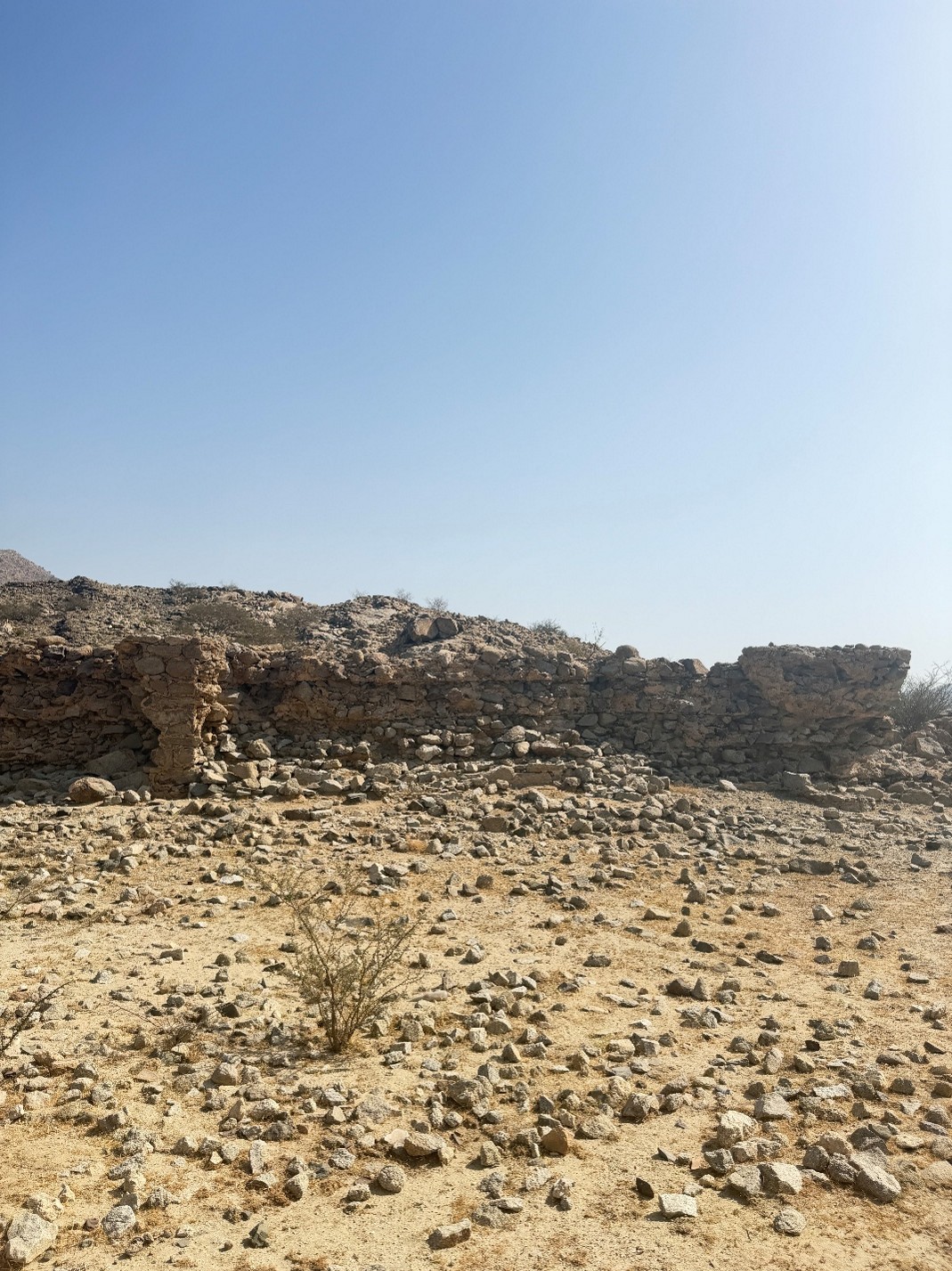 الطبيعة الصخرية غير المعبّدة لموقع بركة أم الضميران