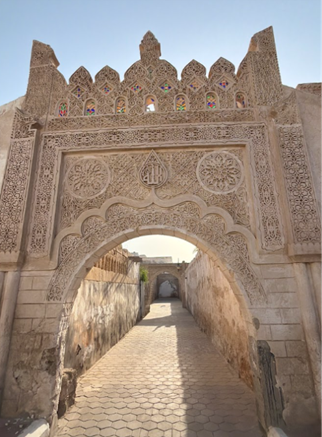 الآيات القرآنية المزخرفة على جدران البيت