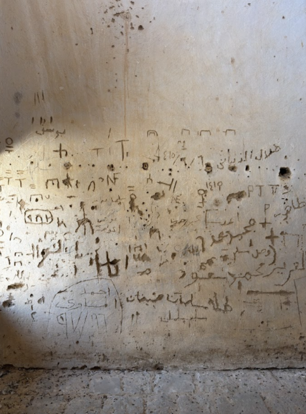 وجود كتابات باستخدام أدوات حادة على الجدران