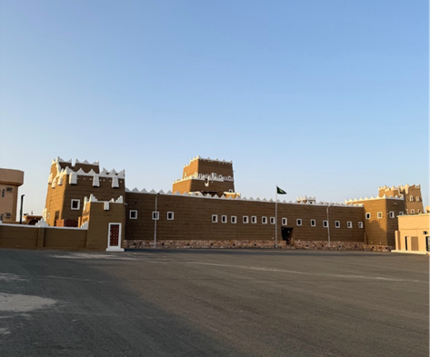 الموقع محاط بسور طيني