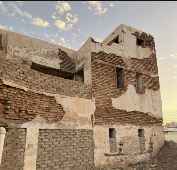 التكوين المعماري من الحجر والطوب والآجر والأسمنت