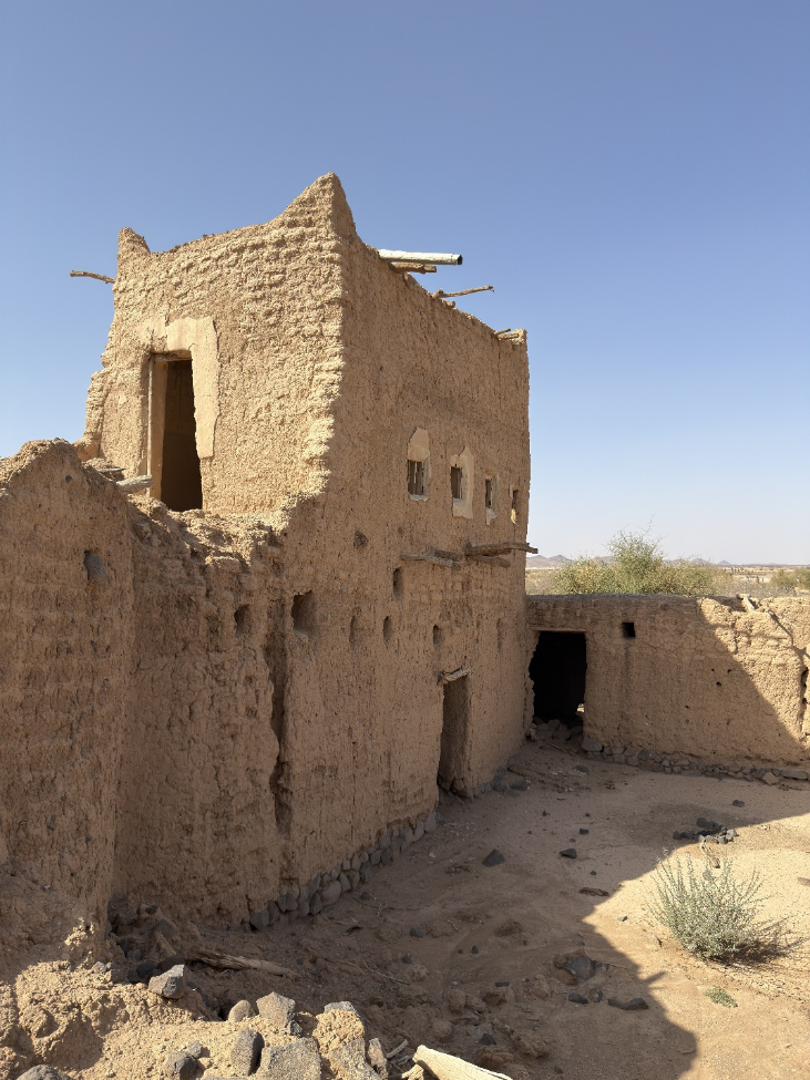 أحد البيوت المؤلف من طابقين