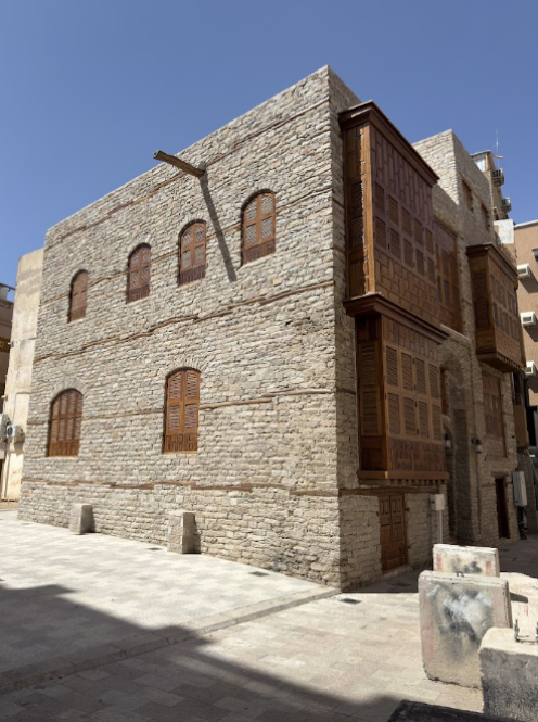 الطوابق الثلاثة للمبنى