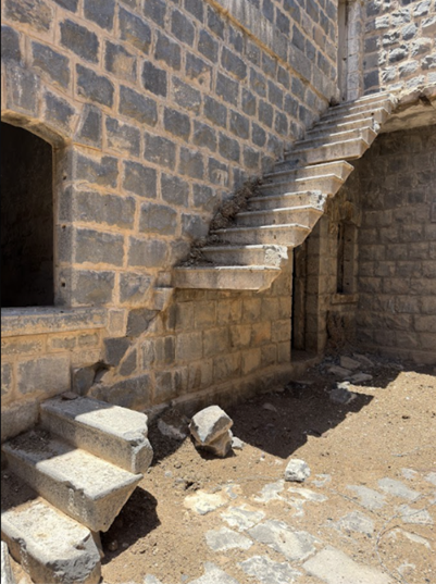 الدرج المنهدم