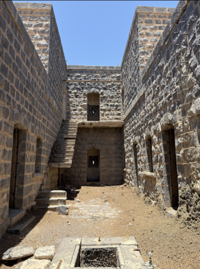 الفناء داخل القلعة والغرف المحيطة