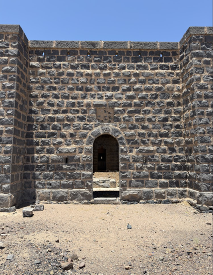 أحد المداخل مع العتبة الحجرية