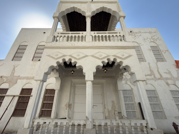 الأقواس والأعمدة والنوافذ المشربية