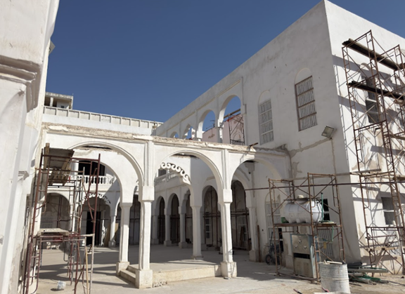 بوابة تفصل بين مبنيي المدرسة