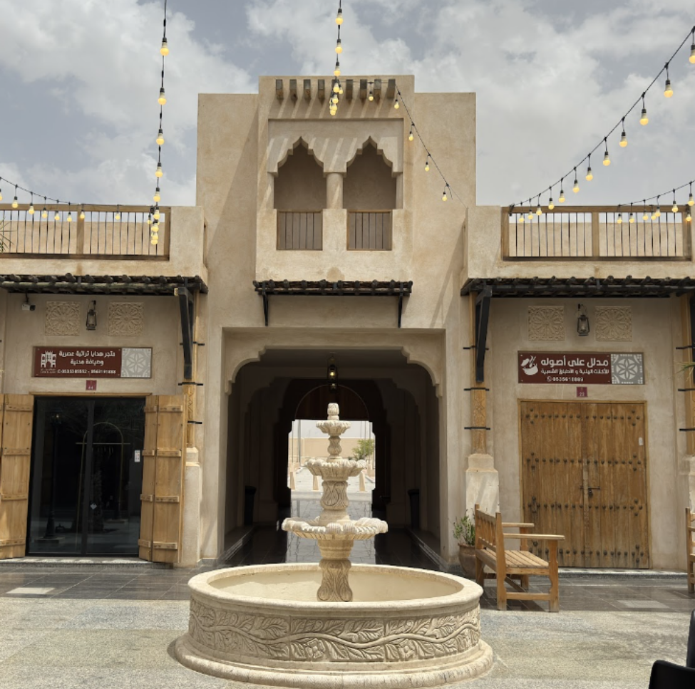 مطاعم ومتجر للهدايا