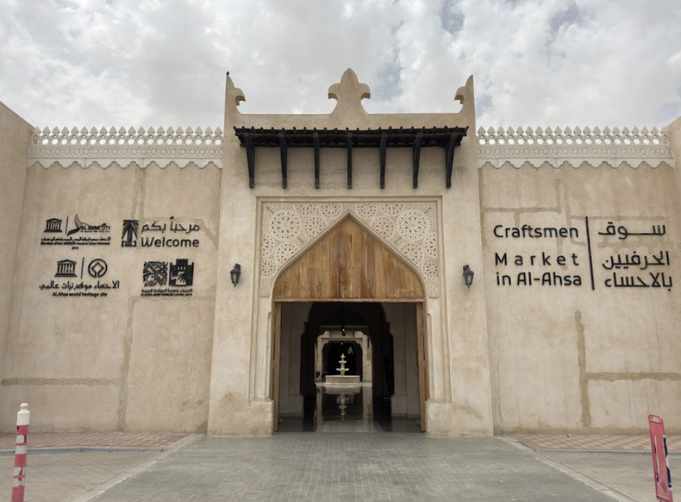 بوابة من البوابات الرئيسية الضخمة