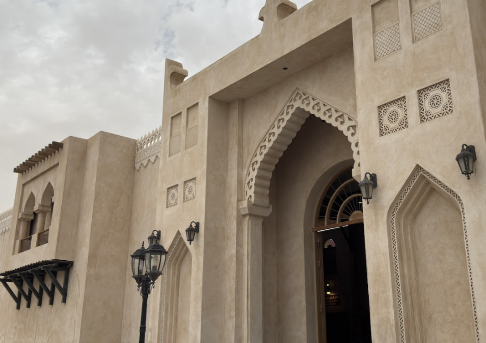 النقوش التزيينية خارج المبنى